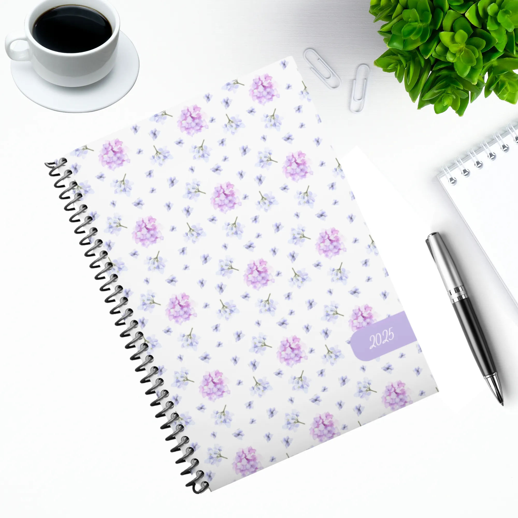 Weekly Planner 2025:  Lilacs